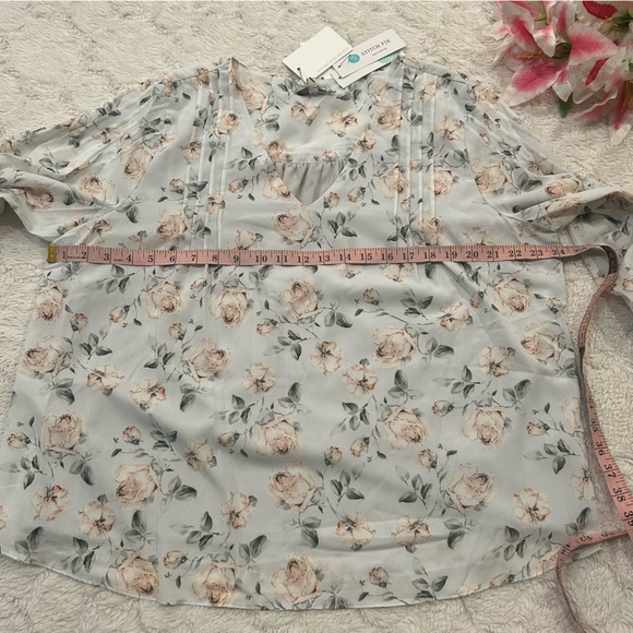 NWT Skies Are Blue - Jacquelin Pin Tuck Detail Floral Rose Blouse Light Grey XXL - Picture 8 of 13
